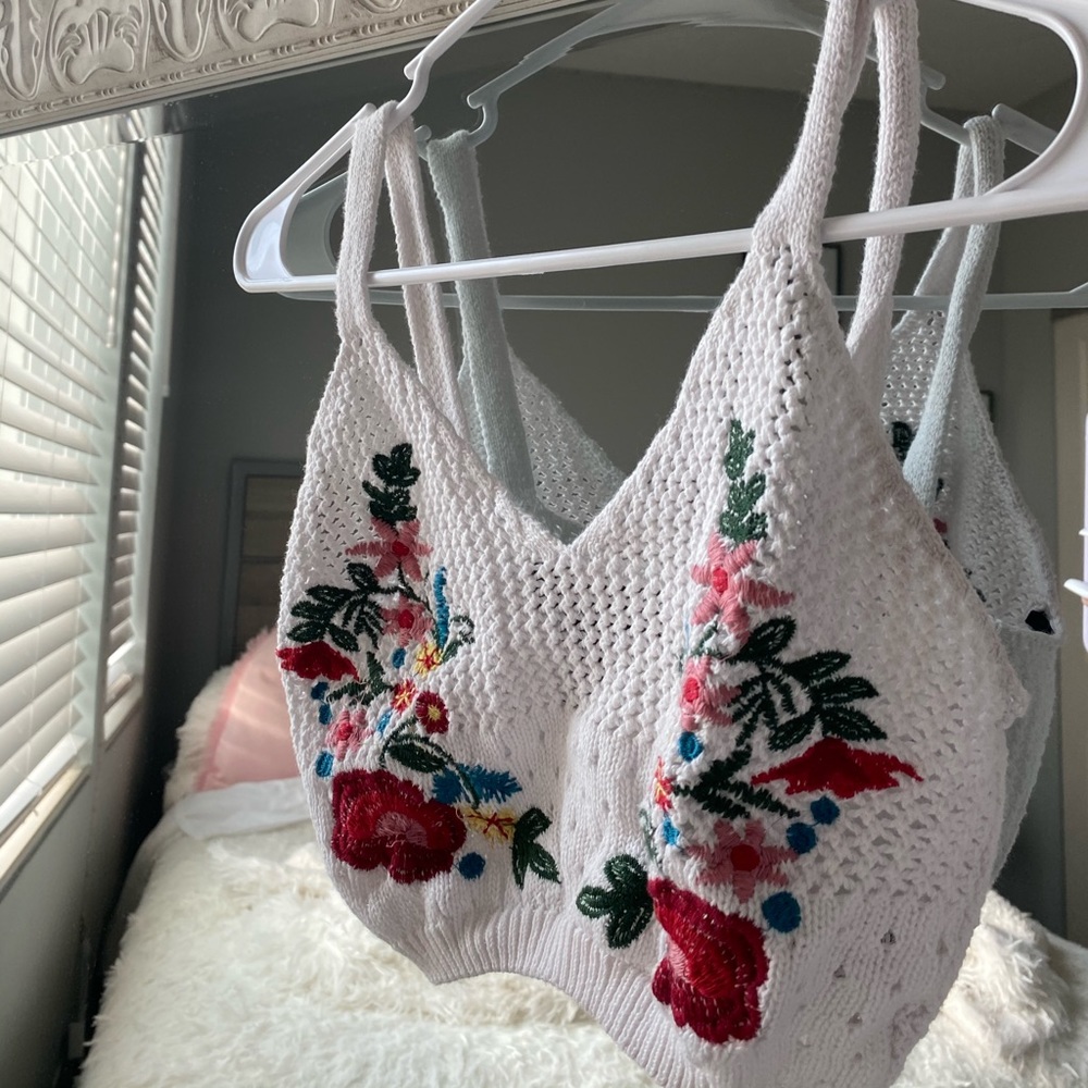 Crop top w floral detail